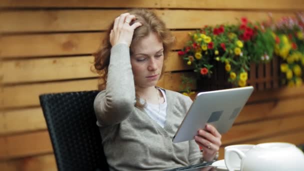 Tânăra femeie se bucură de o tabletă într-un cafenea bar — Videoclip de stoc