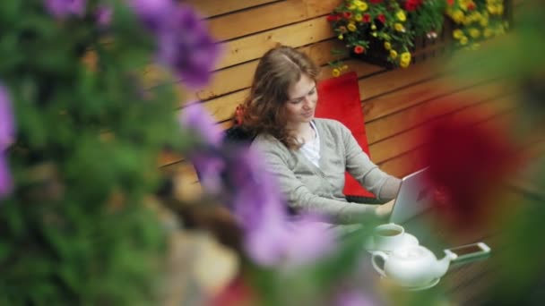 Jonge vrouw geniet van een tablet in een café-bar — Stockvideo