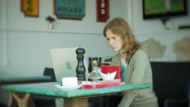 Divan tablet ile masada oturan ve kağıt arıyor genç güzel iş kadını