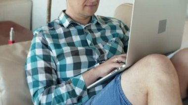 Divan tablet ile masada oturan iş adamı