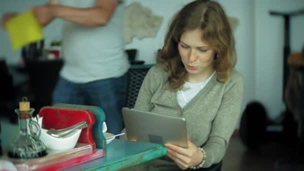 Giovane donna gode di un tablet in un bar — Video Stock