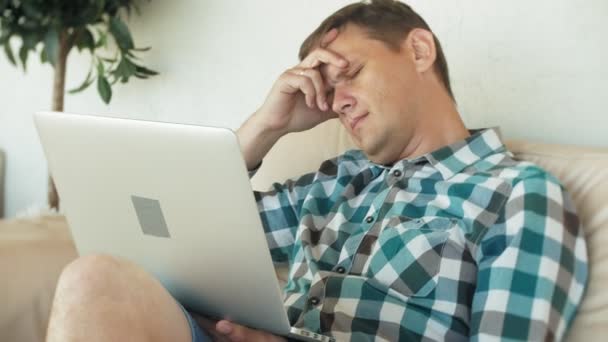 Zakenman zittend op de Bank aan tafel met de Tablet PC- en kijken via papier — Stockvideo