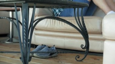 Divan tablet ile masada oturan iş adamı