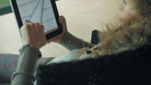 Νεαρή γυναίκα απολαμβάνει ένα tablet σε ένα καφέ-μπαρ — Αρχείο Βίντεο