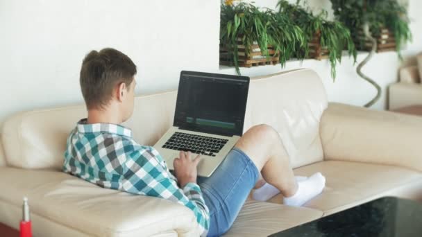 Geschäftsmann sitzt mit Tablet auf Sofa am Tisch — Stockvideo