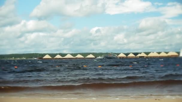 Tarde de verano en la orilla del río, barco — Vídeo de stock