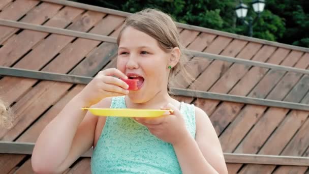 Happy family at a picnic eating watermelon. — Stock Video