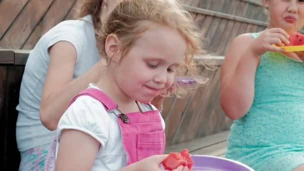 Gelukkige familie op een picknick eten van watermeloen. — Stockvideo