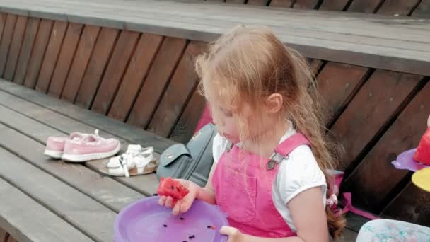 Gelukkige familie op een picknick eten van watermeloen. — Stockvideo