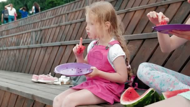 Счастливая семья на пикнике ест арбуз . — стоковое видео