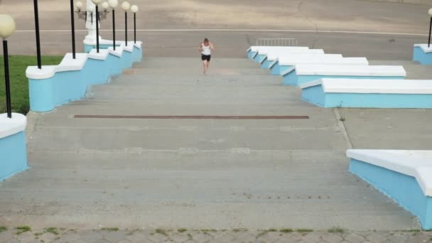 Junges dickes Mädchen, das Treppen rennt, Gewicht abnimmt, über Kopfhörer Musik hört, Konzept eines gesunden Lebensstils Super-Zeitlupe — Stockvideo