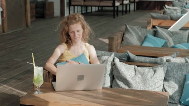 Giovane donna d'affari bere cocktail di mojito seduto a tavola e prendere appunti nel notebook. Insegnare agli studenti online. Blogger . — Video Stock