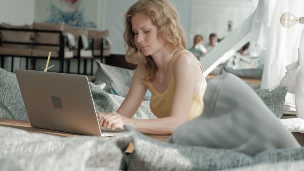 Joven mujer de negocios bebiendo cóctel mojito sentada en la mesa y tomando notas en el cuaderno. Enseñando a los estudiantes en línea. Blogger . — Vídeos de Stock