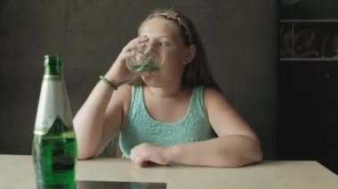 küçük kız limonata bardaktan içiyor