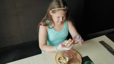 şişman kız hevesle bir hamburger, kavramı, sağlıklı bir diyet yemek