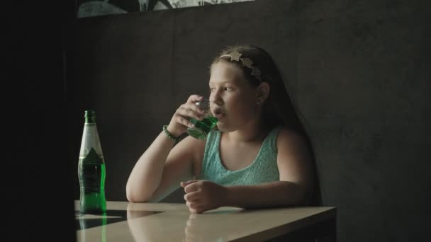 Маленькая девочка пьет из лимонадного стекла — стоковое видео