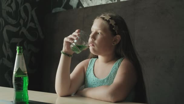 Meisje drinken uit glas limonade — Stockvideo