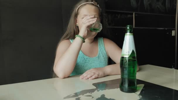 Niña bebiendo de un vaso de limonada — Vídeos de Stock