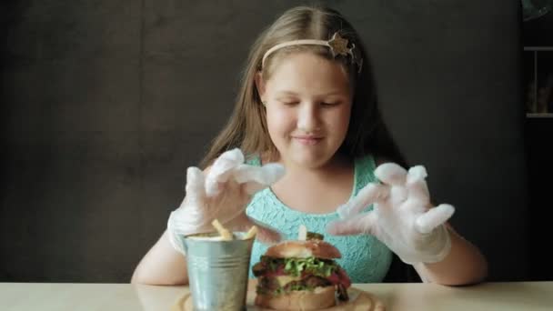 Ragazza grassa che mangia volentieri un hamburger, concetto di una dieta sana — Video Stock