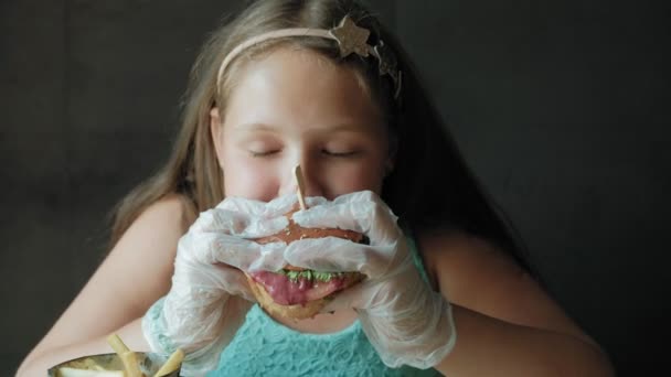 Chica gorda comiendo ansiosamente una hamburguesa, concepto de una dieta saludable — Vídeos de Stock