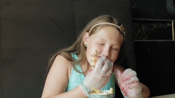 Chica gorda comiendo ansiosamente una hamburguesa, concepto de una dieta saludable — Vídeos de Stock