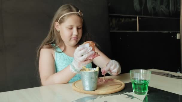 Kövér lány mohón eszik egy hamburgert, koncepció, az egészséges táplálkozás — Stock videók