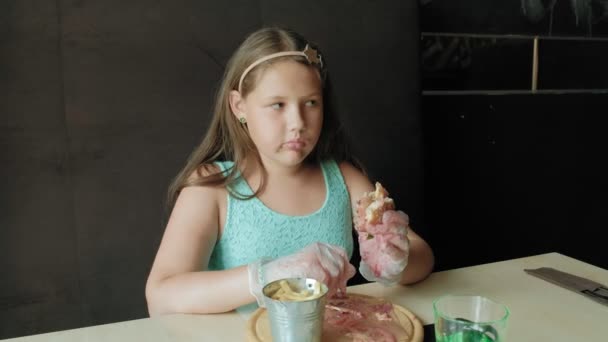 Şişman kız hevesle bir hamburger, kavramı, sağlıklı bir diyet yemek — Stok video