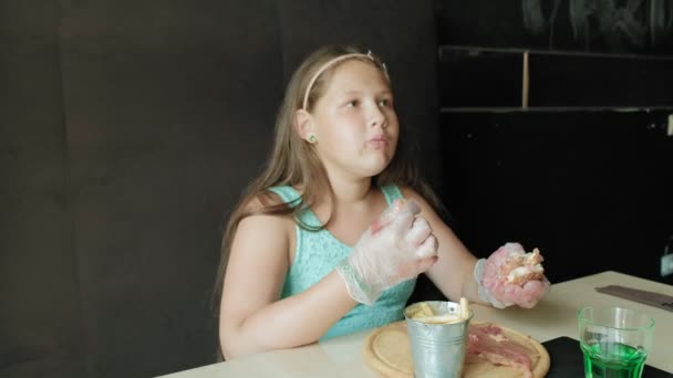 Λίπος κορίτσι με αγωνία τρώγοντας ένα χάμπουργκερ, έννοια της υγιεινής διατροφής — Αρχείο Βίντεο