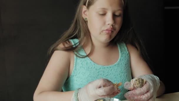 Chica gorda comiendo ansiosamente una hamburguesa, concepto de una dieta saludable — Vídeo de stock