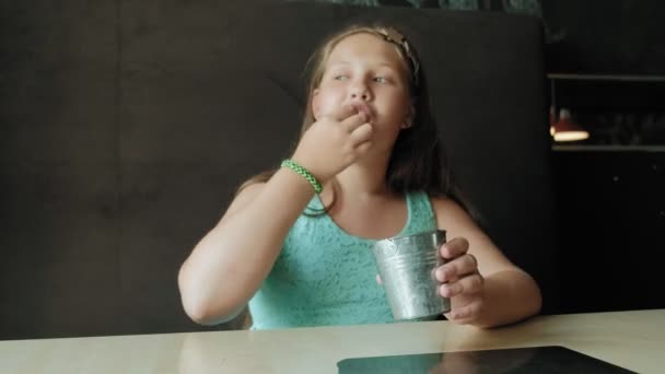 Dik meisje gretig eten een Franse frietjes, concept van een gezond dieet — Stockvideo