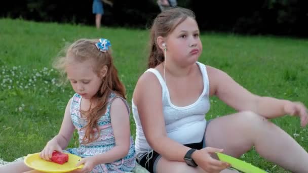 快乐的家庭在野餐吃西瓜. — 图库视频影像
