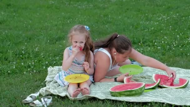 Glückliche Familie Bei Einem Picknick Wassermelone Essen — Stockvideo