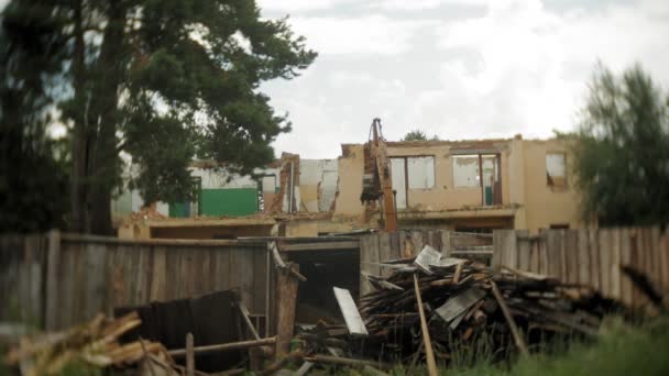 Excavator destroys the old building — Stock Video