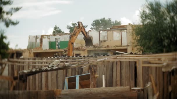 Excavadora destruye el viejo edificio — Vídeos de Stock