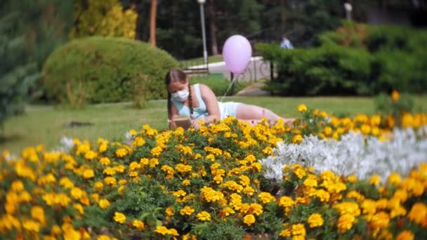 公園で本を読んで呼吸でかわいい女の子 — ストック動画