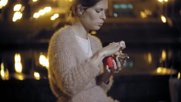 Ung Kvinna Äta Pommes Frites Natten Utomhus Lyktor Ljus — Stockvideo