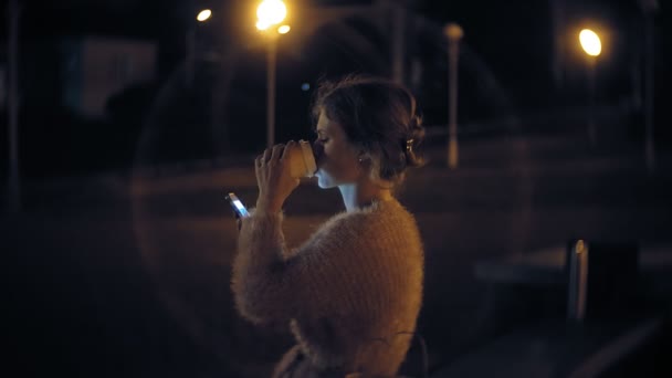 Junge Frau SMS auf dem Handy während der Innenstadt in der Nacht. Glückliches SMS-Schreiben mit Smartphone in der Stadt. — Stockvideo