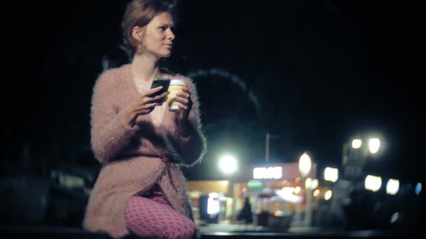 Jeune femme messagerie texte sur téléphone portable pendant la nuit au centre-ville. Joyeux textos féminins avec smartphone dans la ville . — Video