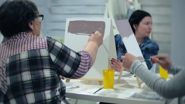 Lidová škola umění, tvořivost a lidé koncepce - skupiny studentů, stojany, štětce a palety malířské zátiší v ateliéru, staří i mladí lidé čerpat — Stock video