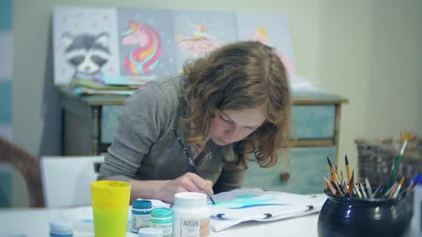 艺术学校, 创造力和人的概念-小组的学生与画架, 画笔和调色板绘画仍然生活在演播室, 老和年轻人画 — 图库视频影像