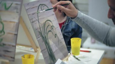 Sanat Okulu, yaratıcılık ve insanlar kavramı - grup öğrenci Sephalar, boya fırçaları ve stüdyoda, natürmort resim paletleri ile yaşlı ve genç insanlar 4 k çizmek