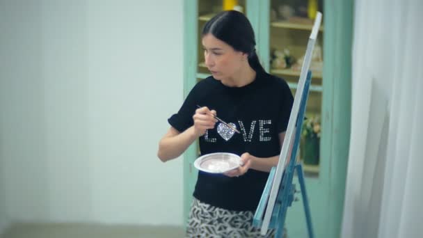 Art school, creativity and people concept - group of students with easels, paintbrushes and palettes painting still life at studio, old and young people draw — Stock Video