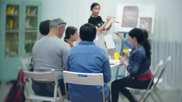 école d'art, concept de créativité et de personnes - groupe d'étudiants avec des chevalets, pinceaux et palettes peinture nature morte à l'atelier, les personnes âgées et les jeunes dessinent 