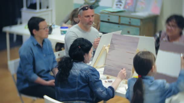 艺术学校, 创造力和人的概念-小组的学生与画架, 画笔和调色板绘画仍然生活在演播室, 老和年轻人画 — 图库视频影像