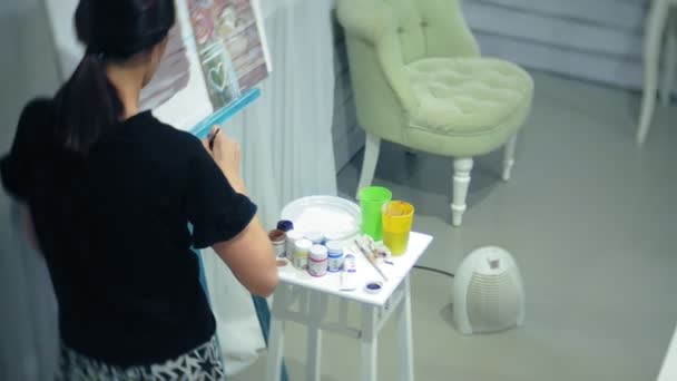 école d'art, concept de créativité et de personnes - groupe d'étudiants avec des chevalets, pinceaux et palettes peinture nature morte à l'atelier, les personnes âgées et les jeunes dessinent 