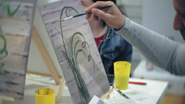 艺术学校 创造力和人的概念 小组的学生与画架 画笔和调色板绘画静物画仍然生活在演播室 老人和年轻人画4K — 图库视频影像