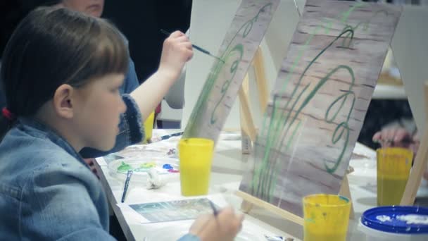 Escuela de arte, creatividad y concepto de personas - grupo de estudiantes con caballetes, pinceles y paletas pintando bodegones en el estudio, viejos y jóvenes dibujan — Vídeo de stock