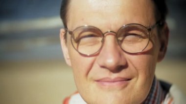 Islak saç rüzgarda gülmek gülümseyen adam portresi kapatın