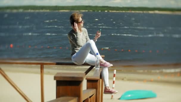 Kvinnan Har Smartphone Som Lyssnar Musik Hörlurar Stranden — Stockvideo