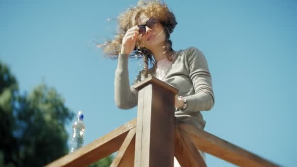 Žena pitnou vodu z láhve na pláži — Stock video